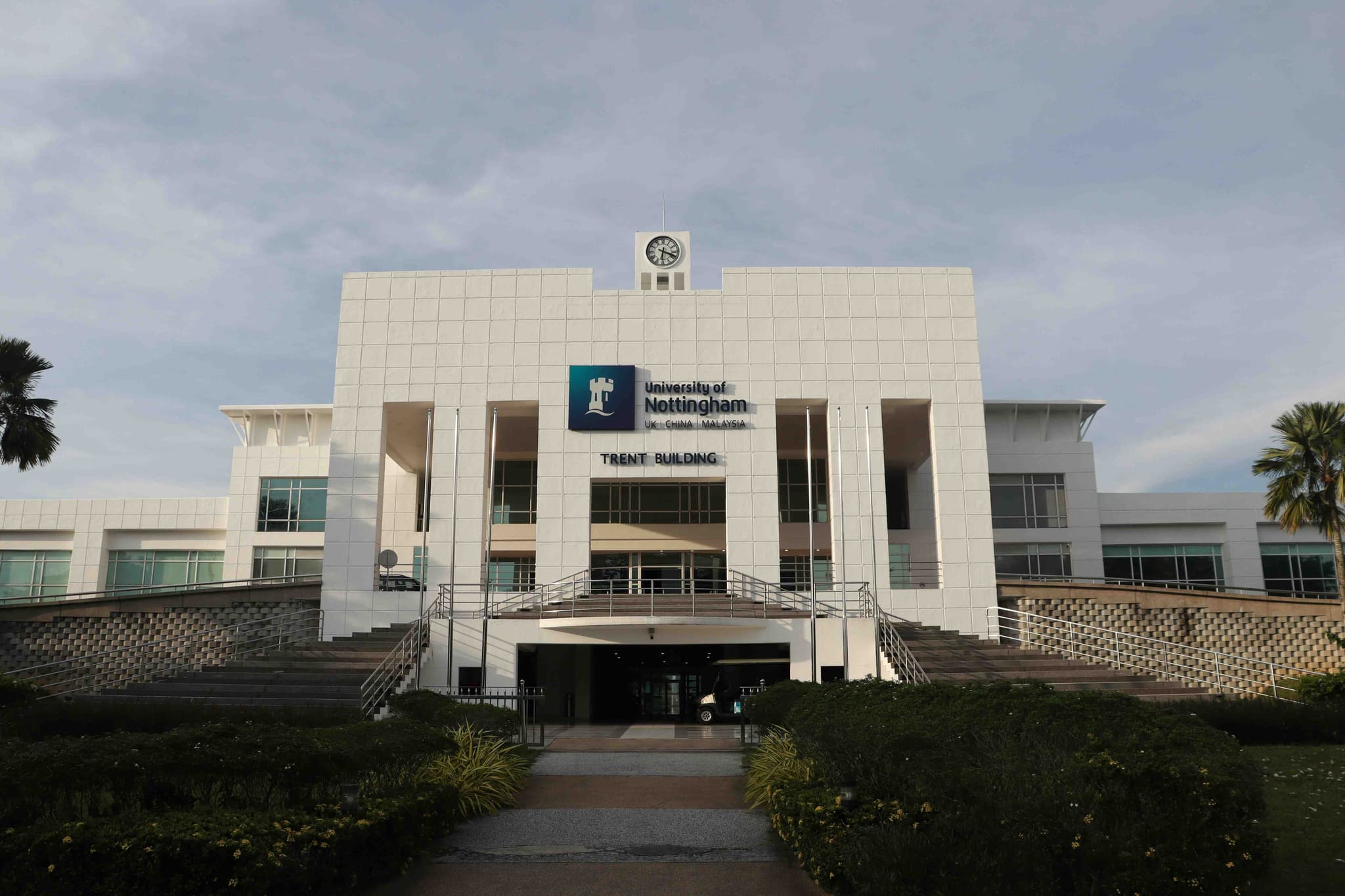 مبنى جامعة نوتنغهام في ماليزيا، إحدى الجامعات التي نساعد الطلاب على الالتحاق بها